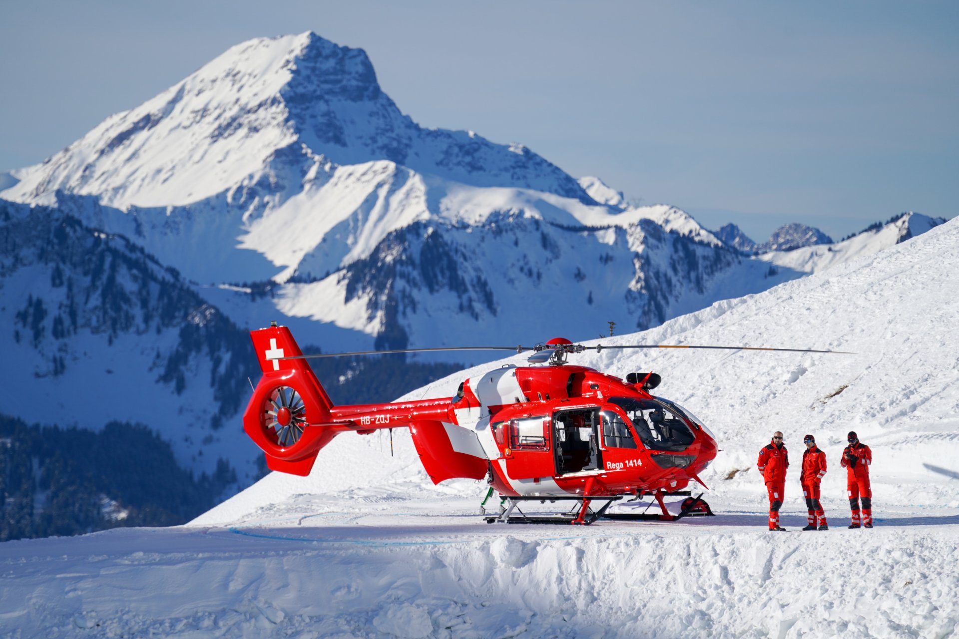 Rettungshelikopter in den Bergen | © Yoshiki 787