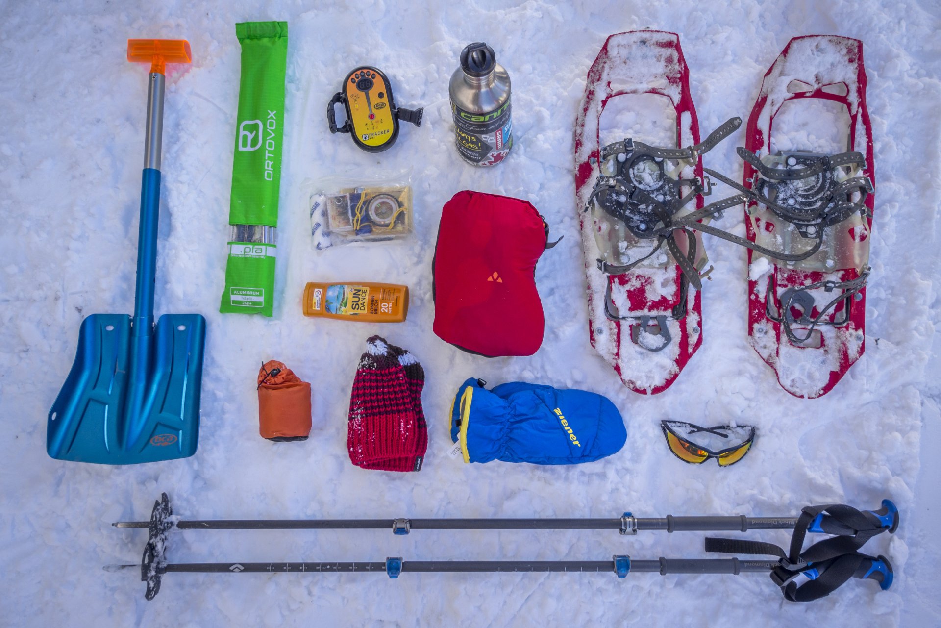 Viele Bergsportgegenstände, die ausgebreitet auf dem Boden liegen | © DAV/Silvan Metz