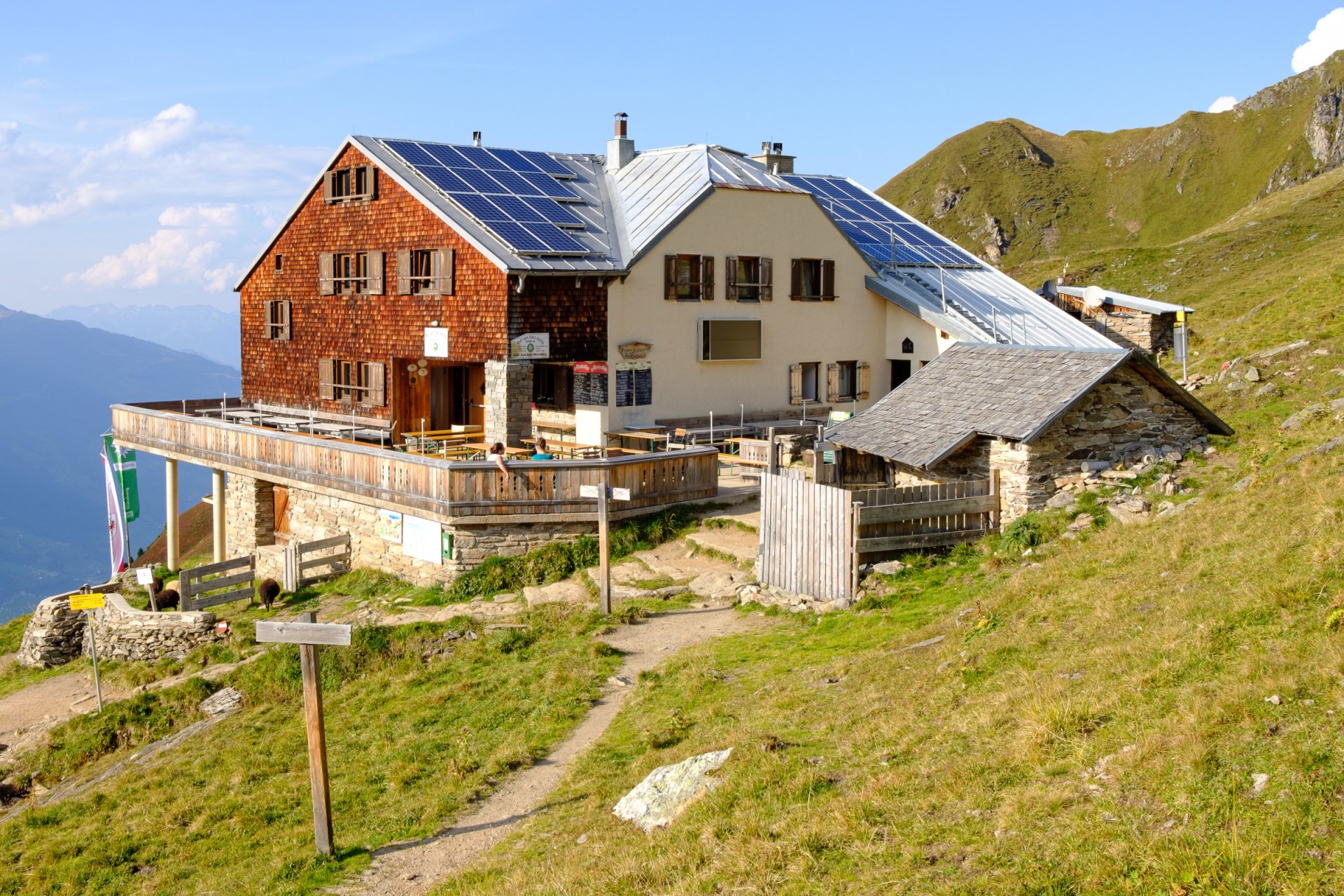 Ein Bild der Karl-von-Edel-Hütte mit idyllischer Landschaft im Hintergrund  | © DAV Wuerzburg 
