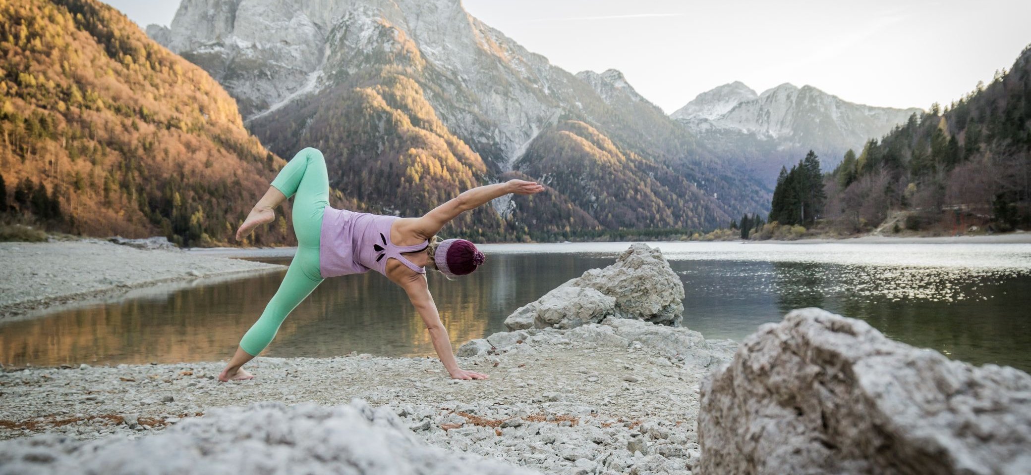 Eine Person macht Yoga in einer schönen Bergkulisse  | © DAV